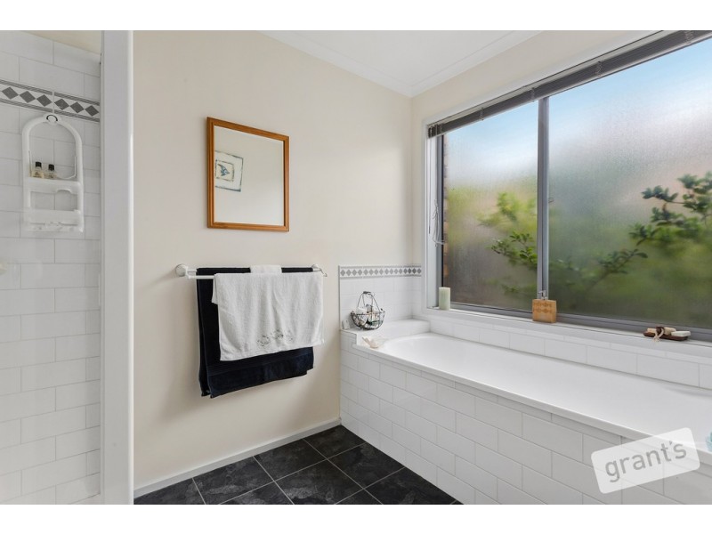 14 Galloway Drive, Narre Warren South VIC 3805