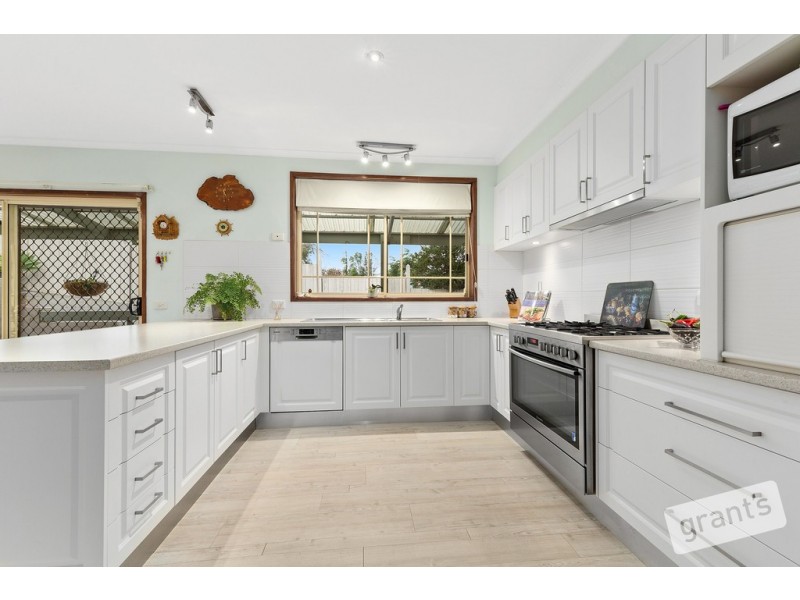 24 Breyleigh Drive, Pakenham VIC 3810