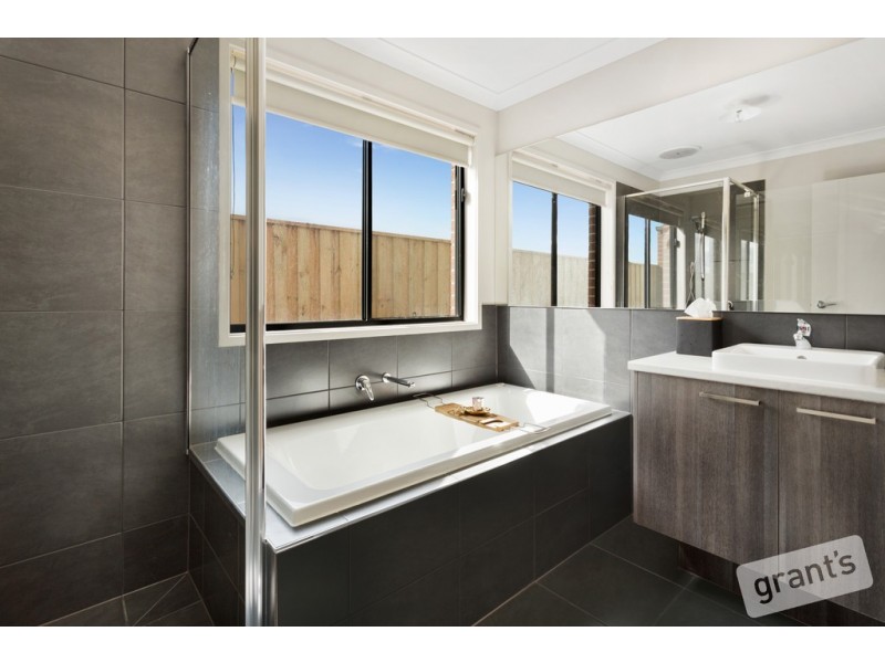 60 Kaduna Drive, Officer South VIC 3809