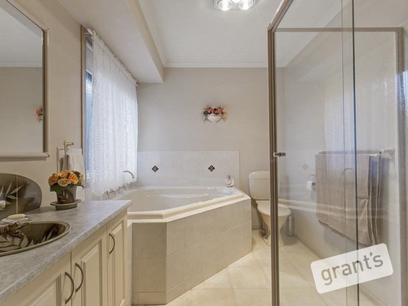 10 Avoca Place, Pakenham VIC 3810