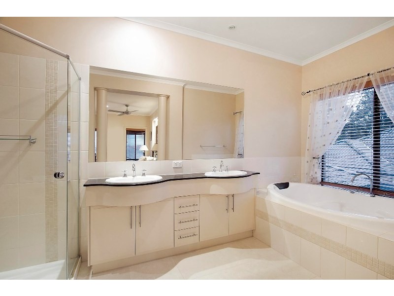 16 Arbour Rise, Pakenham VIC 3810