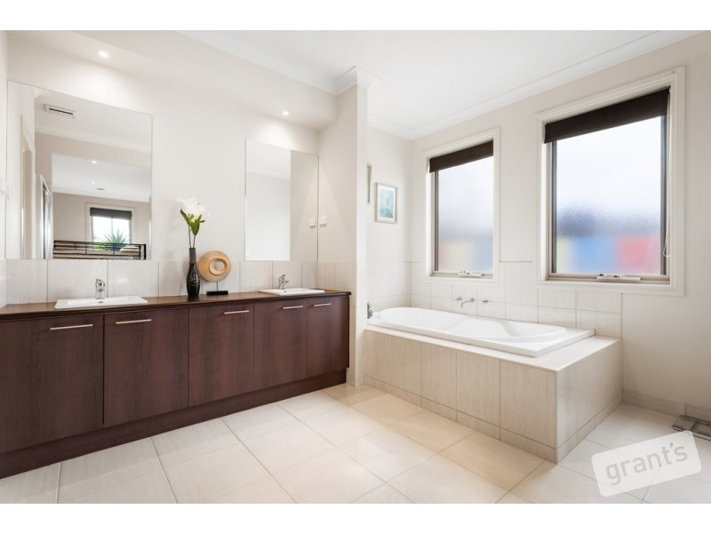 4 Griffith Mews, Pakenham VIC 3810