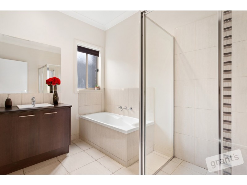 4 Griffith Mews, Pakenham VIC 3810