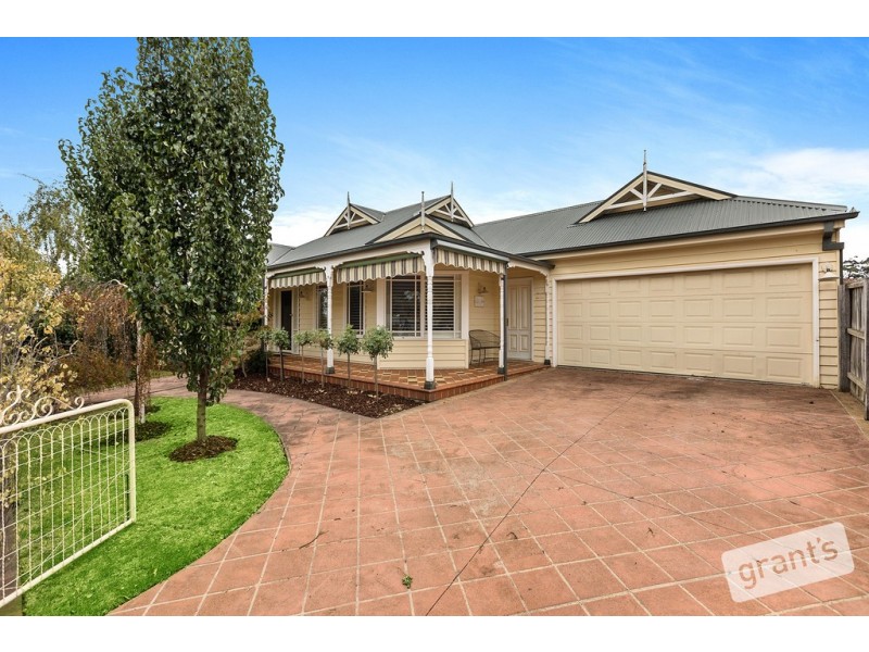 13 Colonial Way, Pakenham VIC 3810