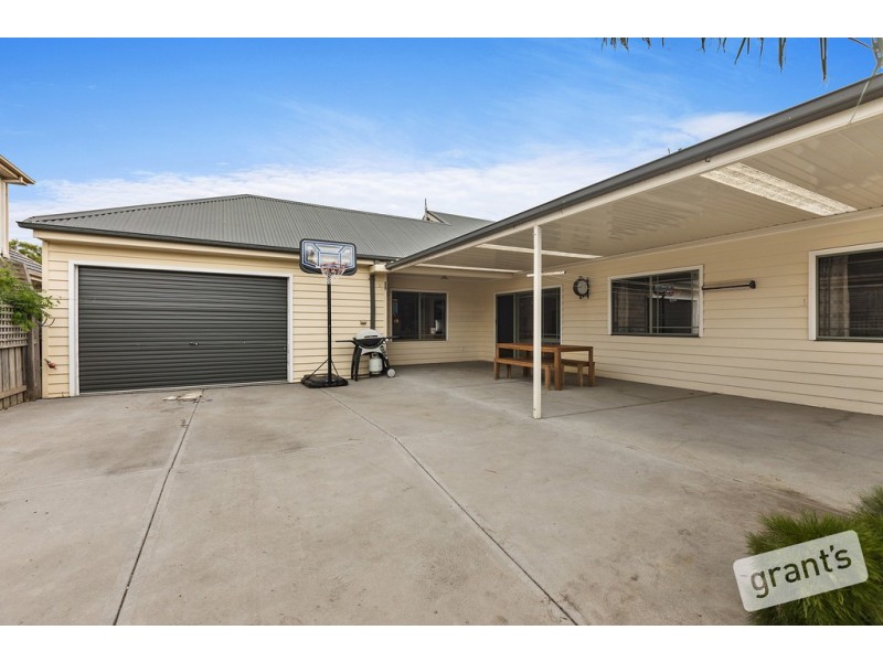 13 Colonial Way, Pakenham VIC 3810