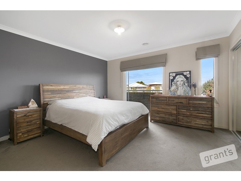 12 Stonebridge Lane, Pakenham VIC 3810