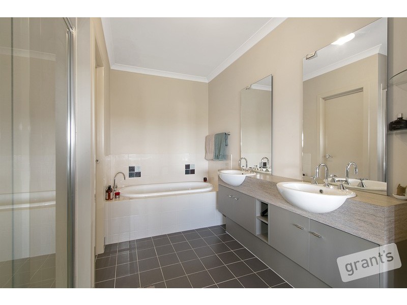 12 Stonebridge Lane, Pakenham VIC 3810