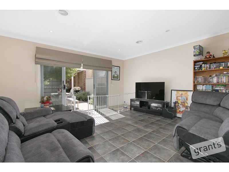 12 Stonebridge Lane, Pakenham VIC 3810