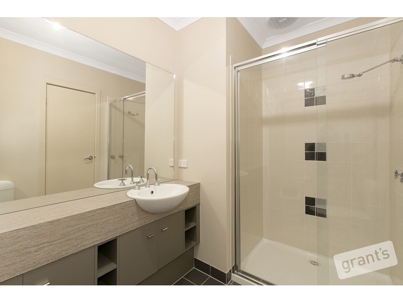 12 Stonebridge Lane, Pakenham VIC 3810