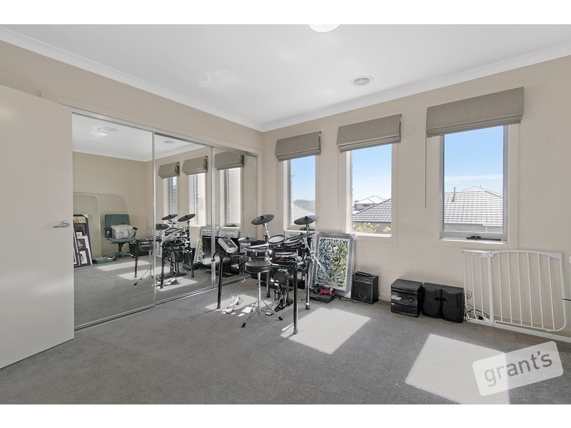 12 Stonebridge Lane, Pakenham VIC 3810