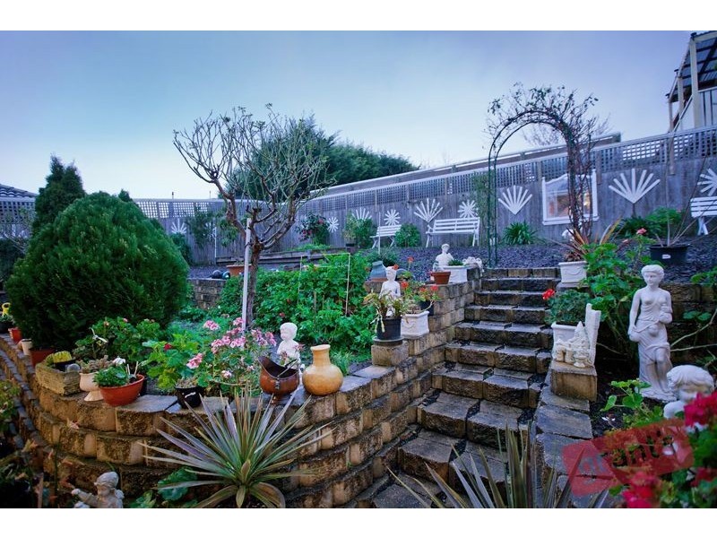 10 Highland Drive, Pakenham VIC 3810