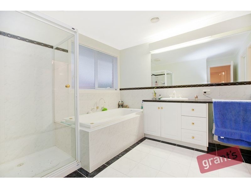 10 Highland Drive, Pakenham VIC 3810