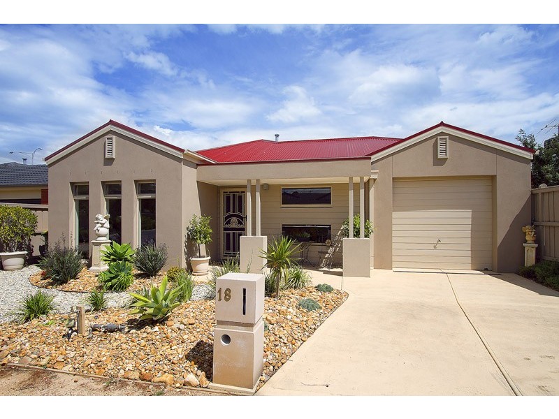 18 Bohemia Crescent, Pakenham VIC 3810