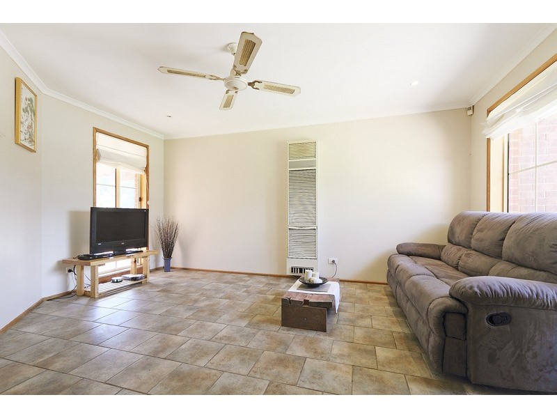 13 Gullquist Way, Pakenham VIC 3810