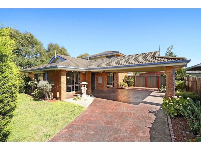 12 Holt Place, Pakenham VIC 3810