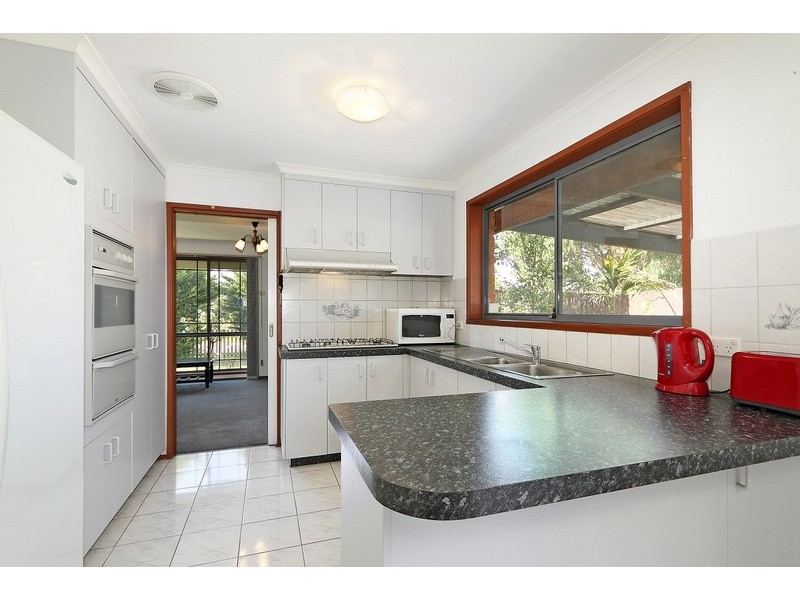 12 Holt Place, Pakenham VIC 3810