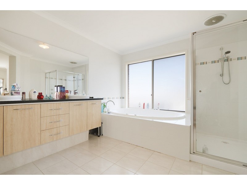 21 Juliet Gardens, Pakenham VIC 3810