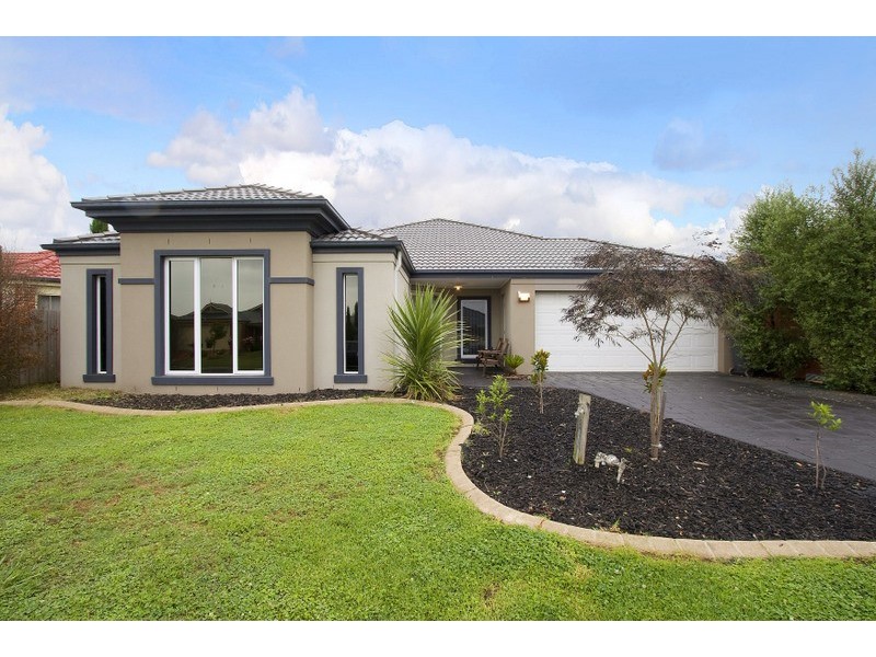 8 Streeton Court, Pakenham VIC 3810