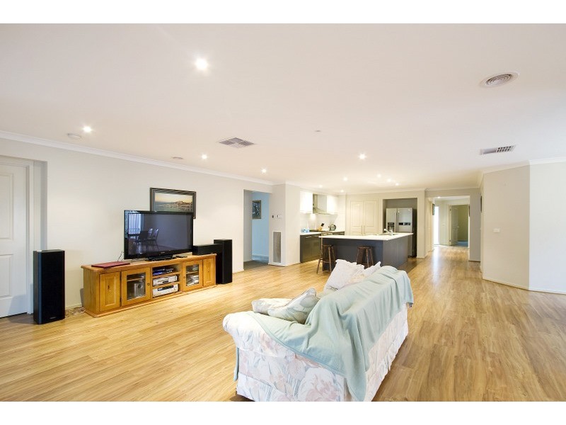 8 Streeton Court, Pakenham VIC 3810