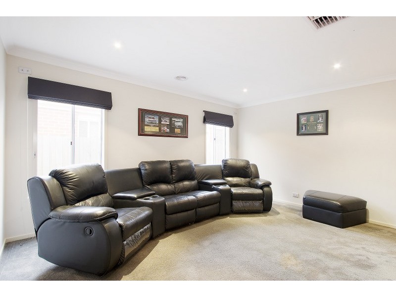 8 Streeton Court, Pakenham VIC 3810