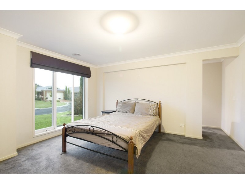8 Streeton Court, Pakenham VIC 3810