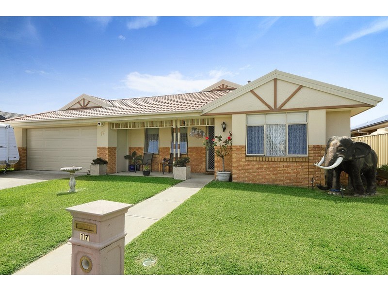 17 Jacaranda Way, Pakenham VIC 3810