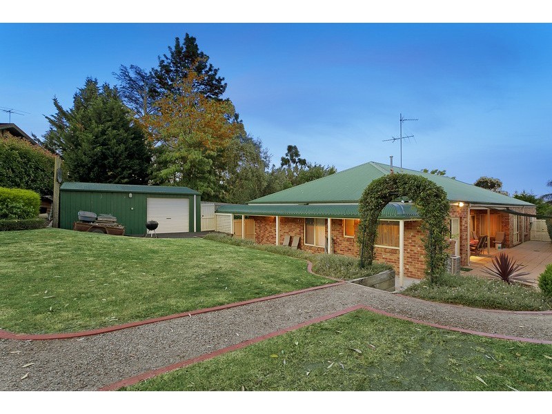 18 Baltaser Drive, Pakenham VIC 3810