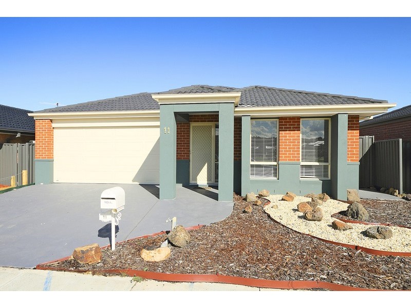 11 Orchard Valley Avenue, Pakenham VIC 3810