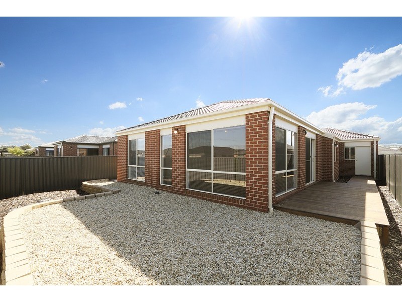 11 Orchard Valley Avenue, Pakenham VIC 3810