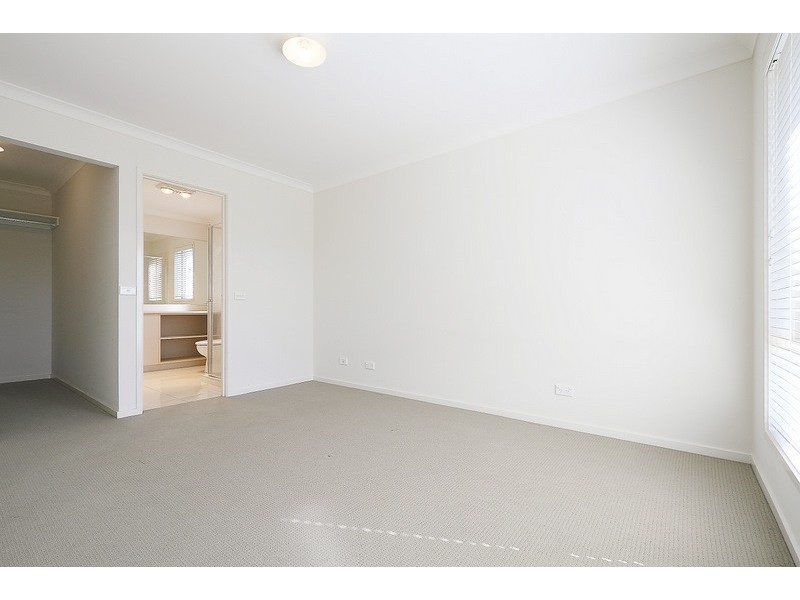 11 Orchard Valley Avenue, Pakenham VIC 3810