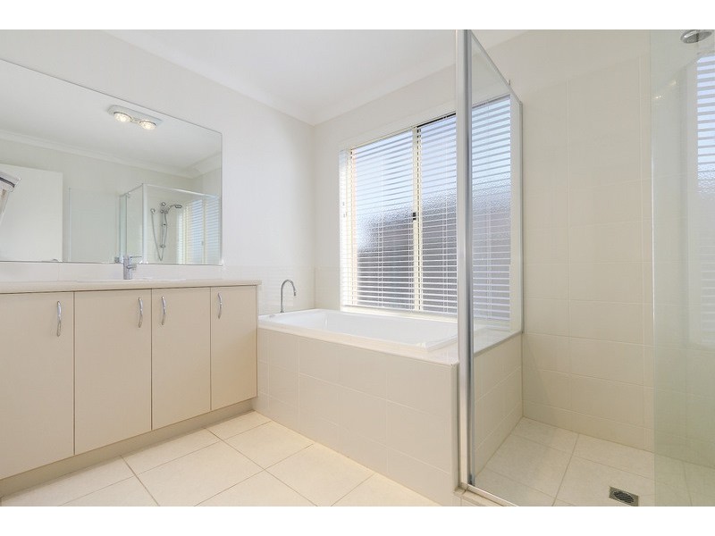 11 Orchard Valley Avenue, Pakenham VIC 3810