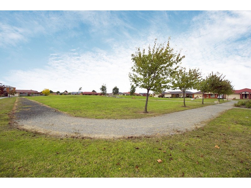 13 Grice Quadrant, Pakenham VIC 3810