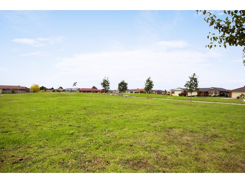 13 Grice Quadrant, Pakenham VIC 3810