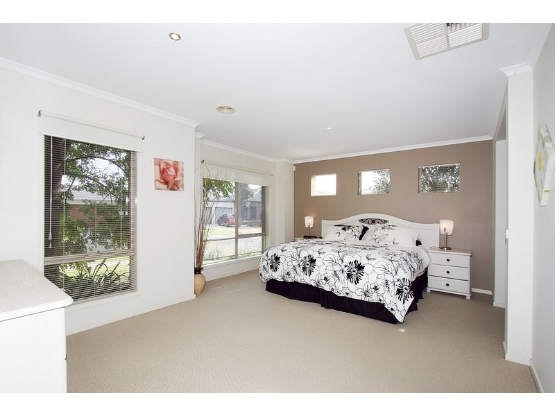 8 Riley Court, Pakenham VIC 3810