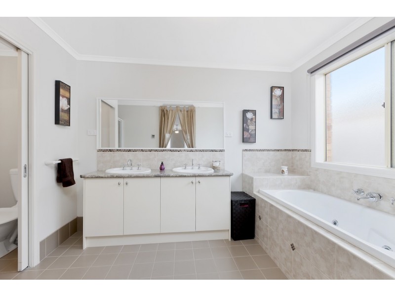 19 Amberley Drive, Pakenham VIC 3810