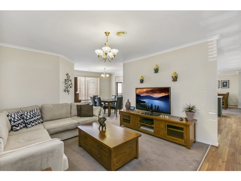 2 Azure Court, Pakenham VIC 3810