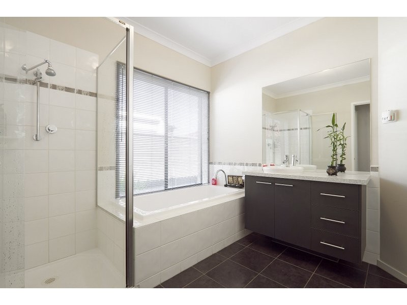 4 Blackwood Drive, Pakenham VIC 3810