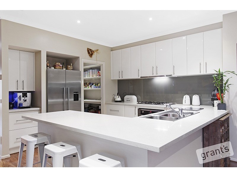 15 Dennis Avenue, Pakenham VIC 3810