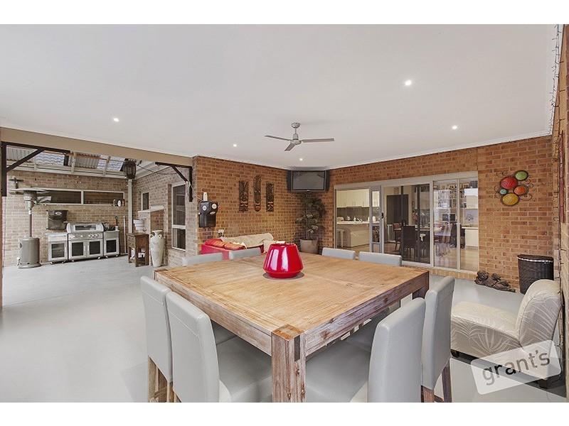 15 Dennis Avenue, Pakenham VIC 3810