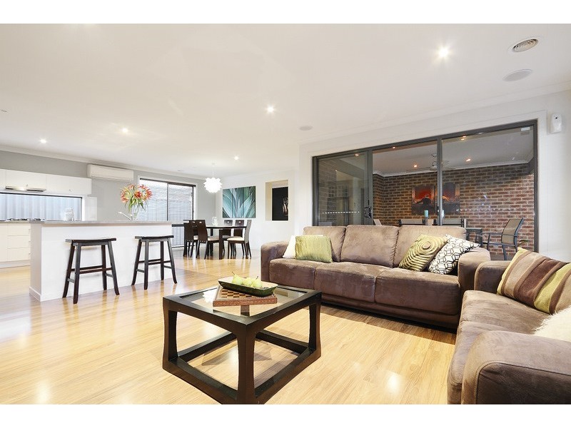 17 Tangelo Terrace, Pakenham VIC 3810