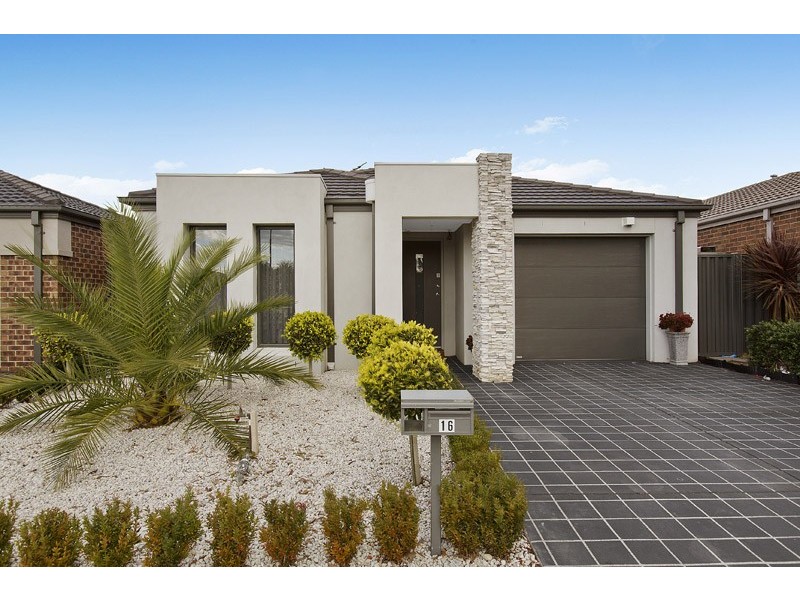 16 Cherry Blossom Chase, Pakenham VIC 3810