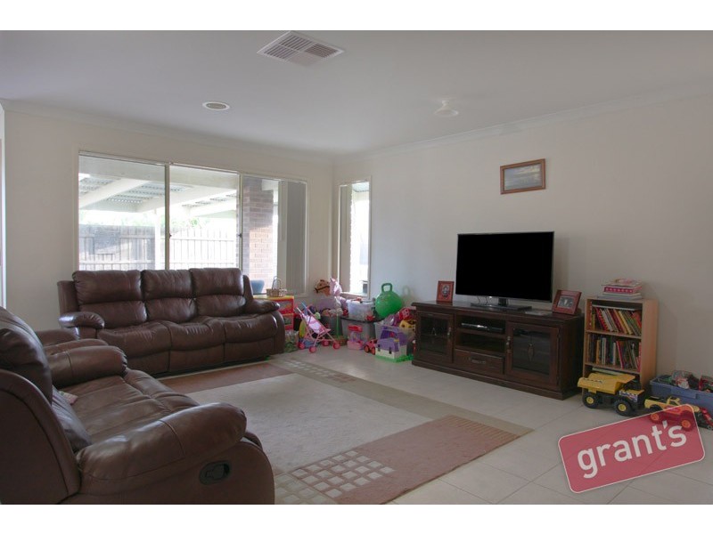 14 Honeyeater Way, Pakenham VIC 3810