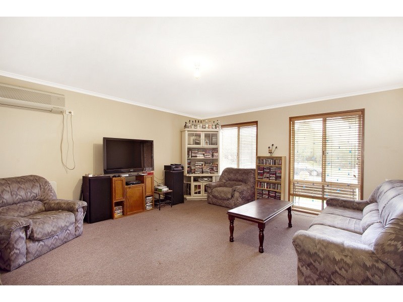 18 Paramount Way, Pakenham VIC 3810