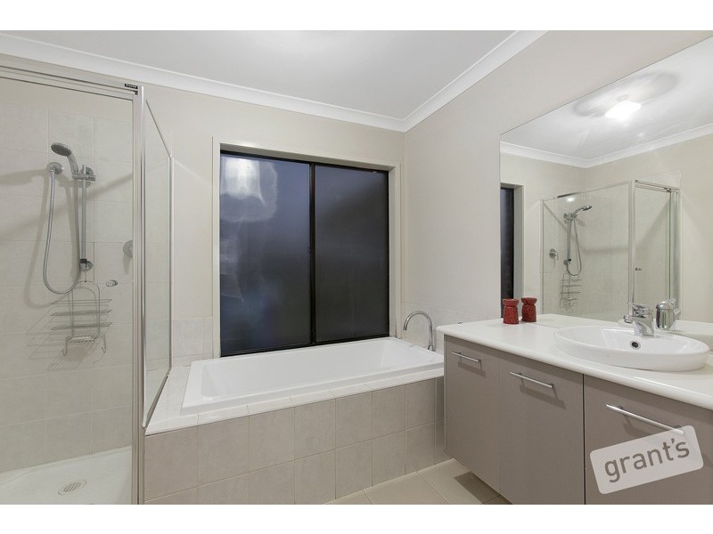 10 Amberley Drive, Pakenham VIC 3810