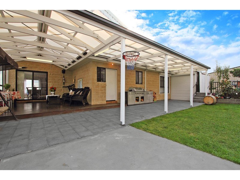 24 Highland Drive, Pakenham VIC 3810