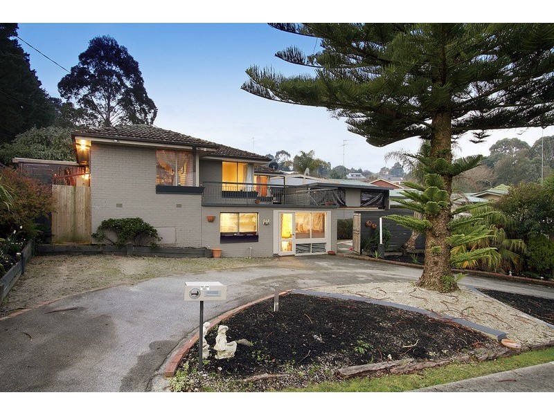 12 Queens Court, Berwick VIC 3806