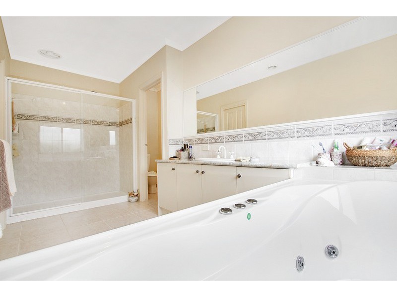 8 Kerry Place, Garfield VIC 3814