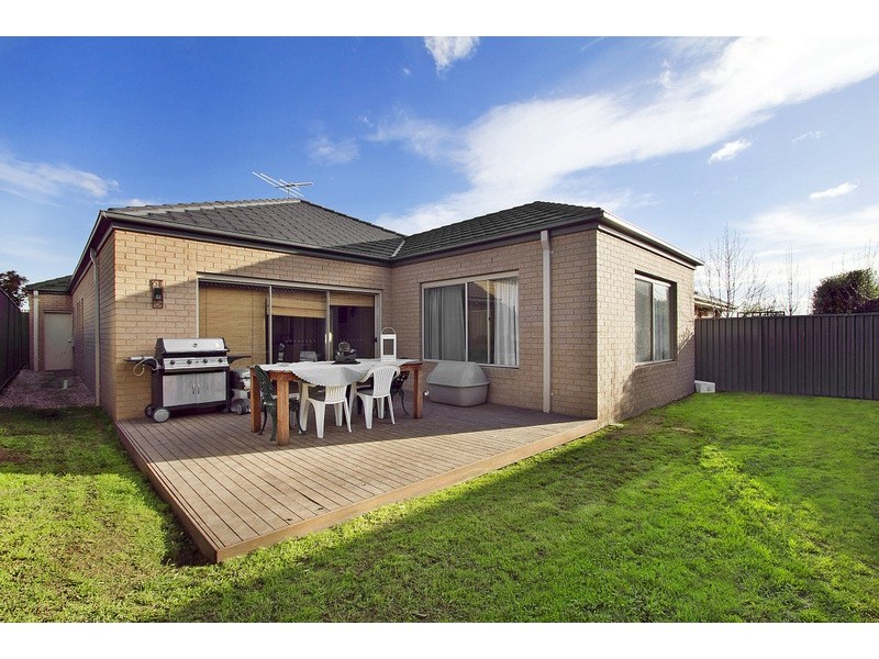 8 Joseph Banks Drive, Pakenham VIC 3810