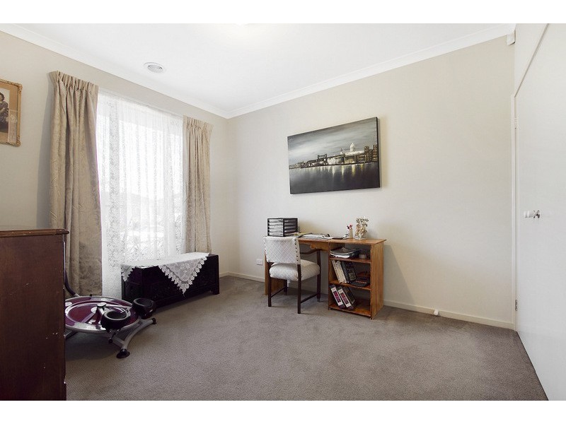 8 Joseph Banks Drive, Pakenham VIC 3810