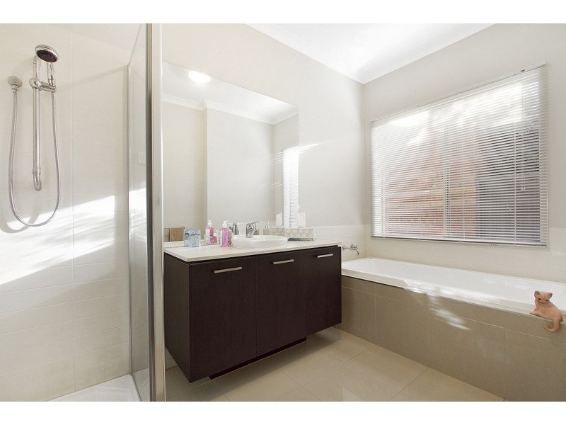 8 Joseph Banks Drive, Pakenham VIC 3810